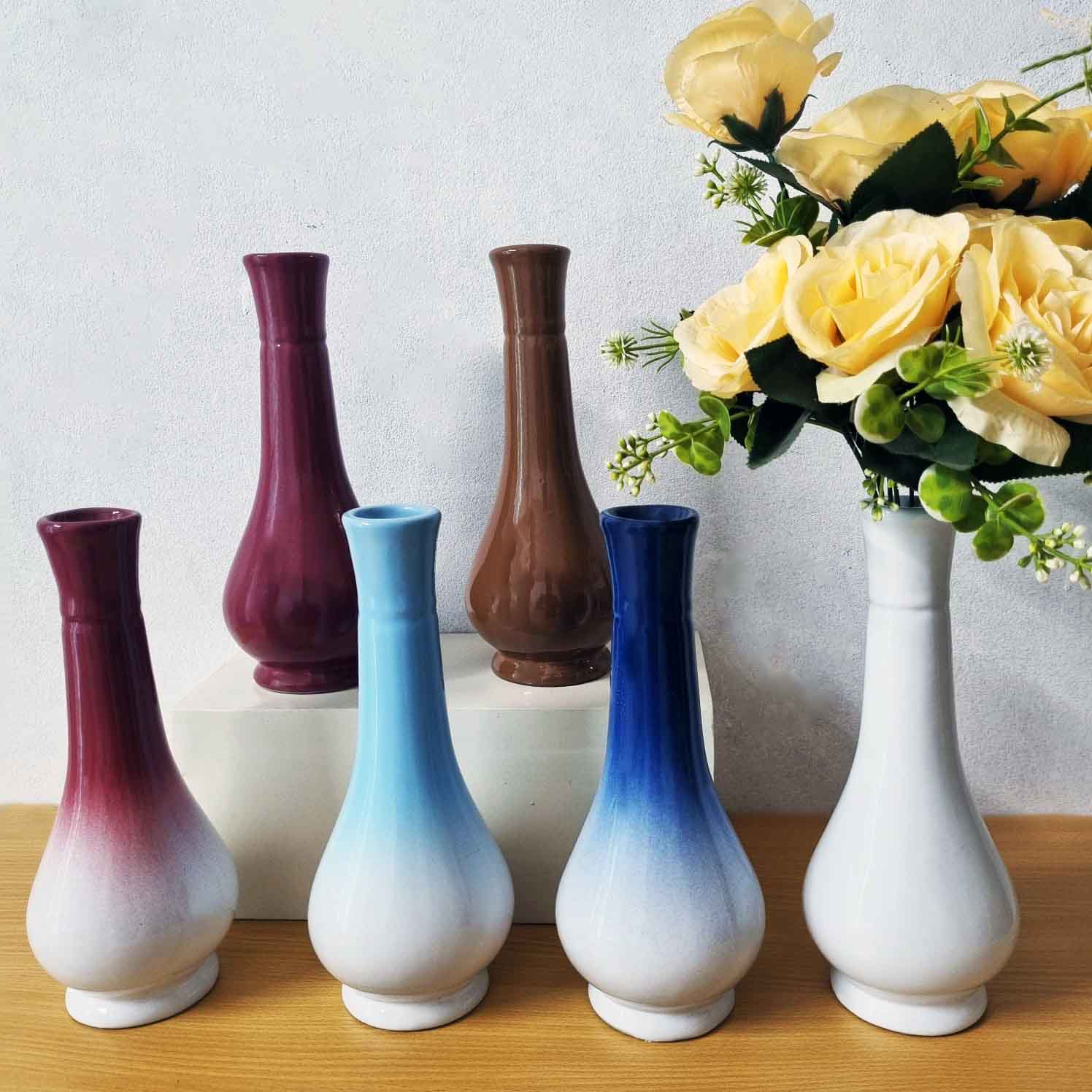 সিরামিক দিয়ে তৈরি সুন্দর ফুলদানি