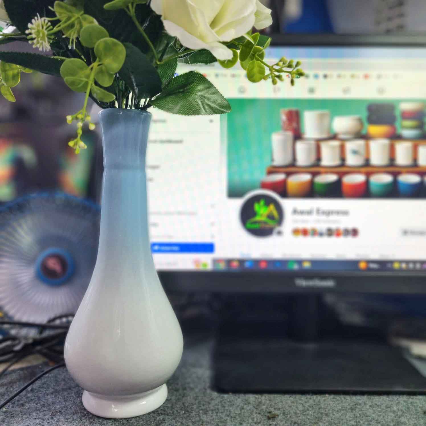 সিরামিক দিয়ে তৈরি সুন্দর ফুলদানি - Image 2